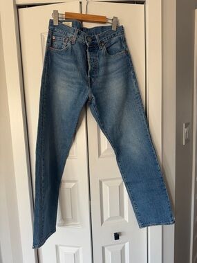 Levi's 501 women’s Medium Blue Straight-Leg Jeans